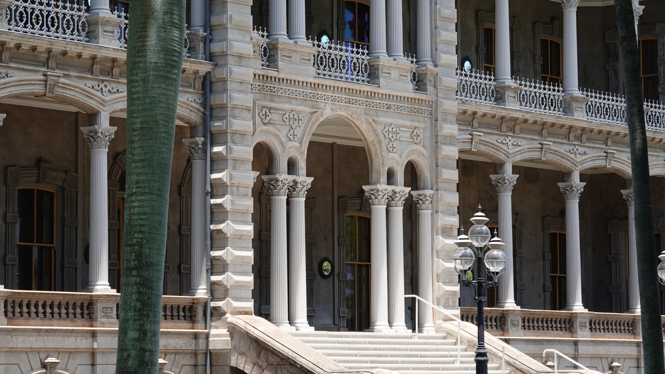 iolani-palace-building