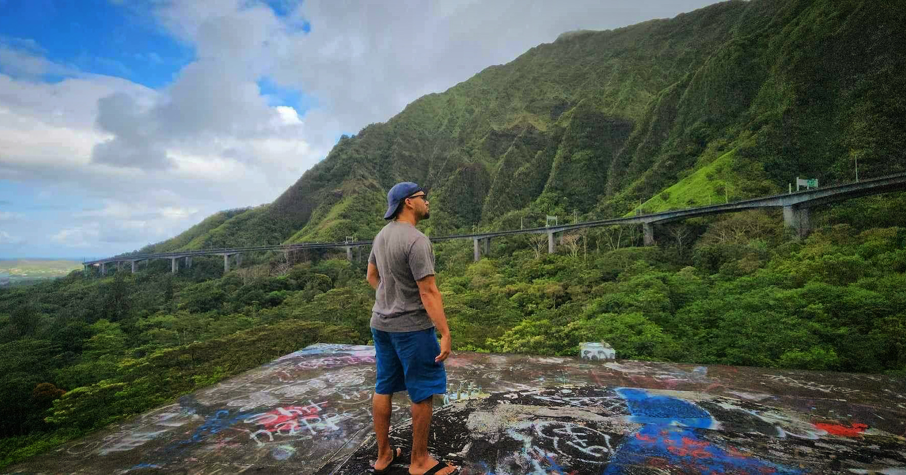 Hawai’i mountains O’ahu with highway haiku valley